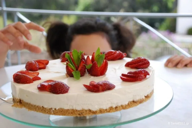 Cheesecake ψυγείου με γιαούρτι και φράουλες