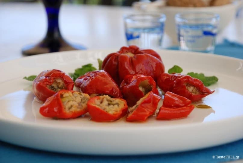Κόκκινες πιπεριές τουρσί με τόνο και κάπαρη