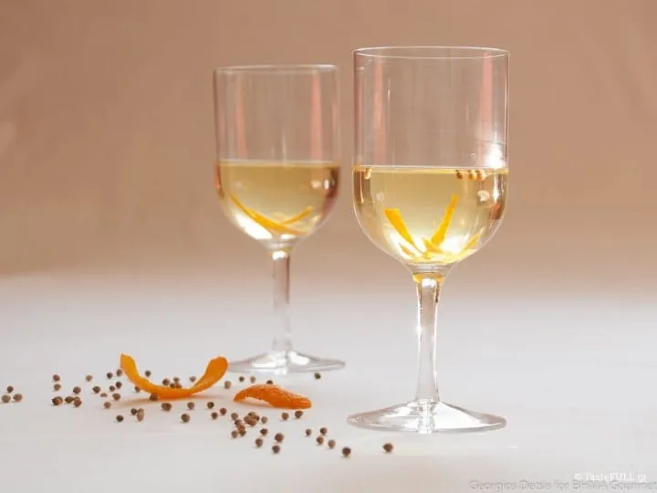 Αρωματικό λευκό κρασί πορτοκαλιού