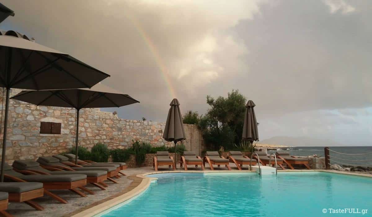 Η πισίνα στο Κυρίμαι είναι δίπλα στη θάλασσα
