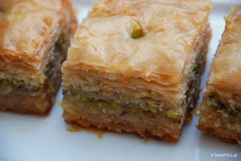 Μπακλαβάς με αμύγδαλα και φυστίκια Αιγίνης