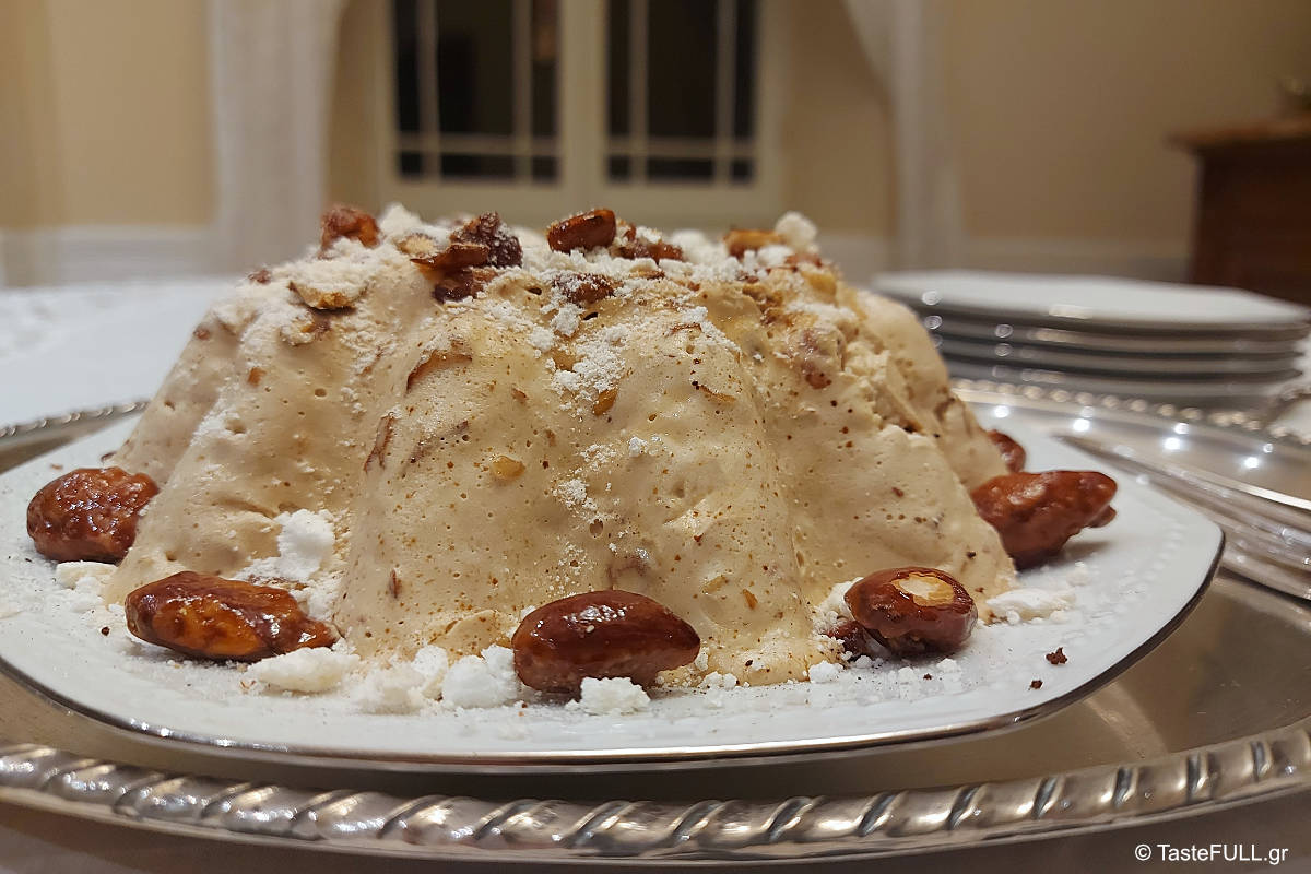 Παγωμένο νουγκά με μαρέγκες και μάντολες