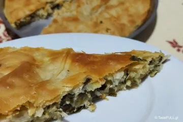 Πίτα με φρέσκα κρεμμυδόφυλλα
