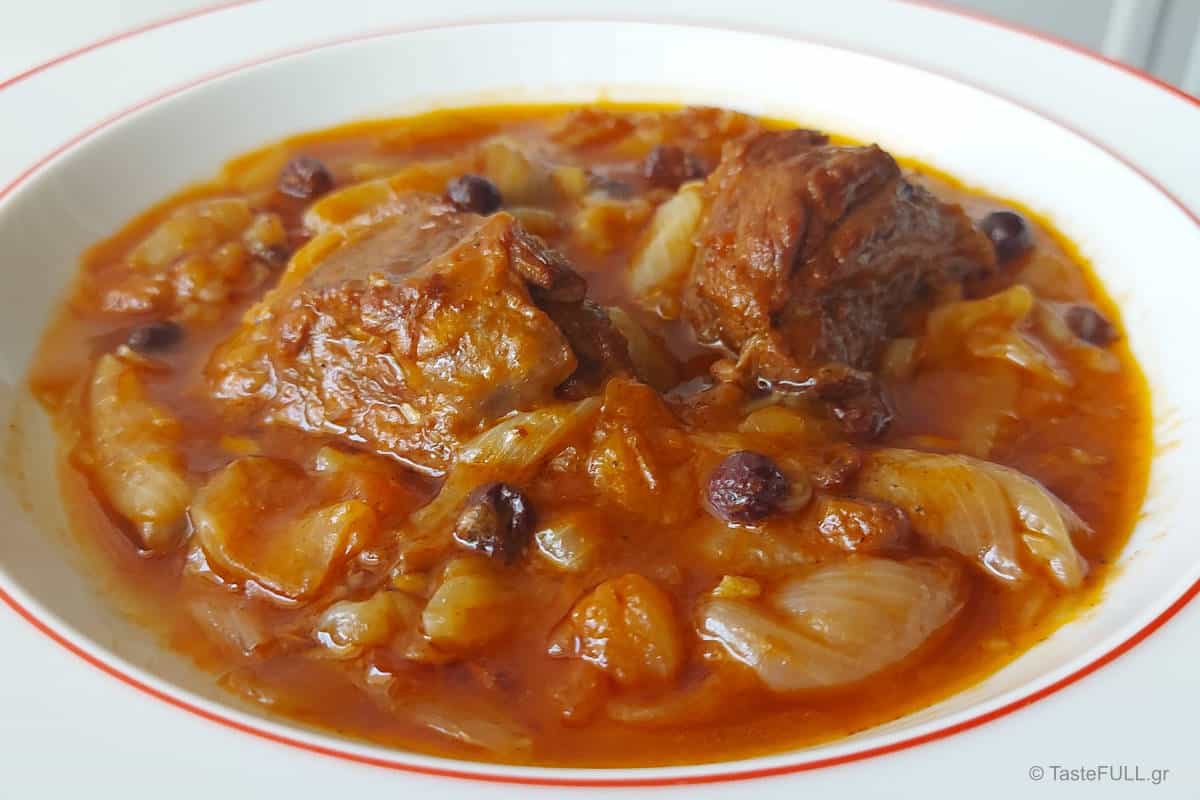 Μοσχάρι στιφάδο με σταφίδες